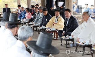 尹, 안동 서원서 유림 만나 "늘 든든한 힘 돼주셔서 감사"