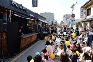 골목에 옹기종기 모여 앉은 아이들…작은 인형극 소리에 귀 쫑긋