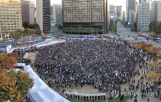 (LEAD) Opposition leader vows to get to truth on 1st anniversary of Itaewon crowd crush