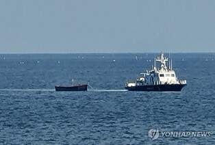 (LEAD) N. Korean vessel stranded near eastern maritime border rescued by N.K. authorities: JCS