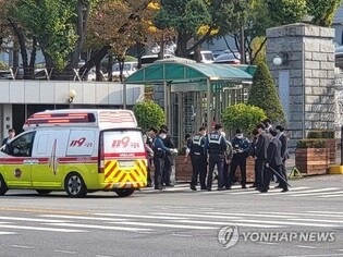 (LEAD) 2 police officers wounded in knife attack in front of defense ministry