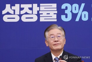 Opposition leader calls for expanded government spending, vows to attain 3 pct growth rate