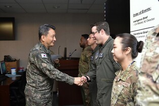 JCS chief visits key Air Force unit amid major S. Korea-U.S. air drills