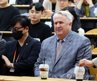 Ihn says he was 'very disappointed' after ex-leader Lee spoke to him in English