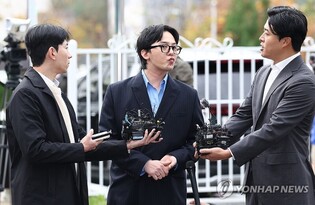 (LEAD) G-Dragon again denies using drugs as he appears for police questioning