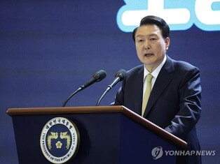Yoon instructs officials to keep breaking down 'wall' between people, gov't