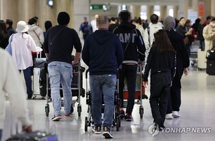 (LEAD) S. Korean family returns home after fleeing Gaza via Egypt