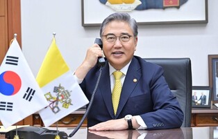 FM Park holds phone talks with Vatican's top diplomat
