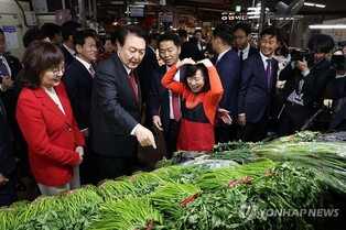 Yoon visits conservative stronghold of Daegu