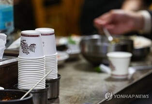 (LEAD) Gov't scraps plan to ban single-use paper cups at cafes, restaurants