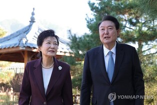 (LEAD) Yoon visits conservative stronghold of Daegu, meets ex-President Park