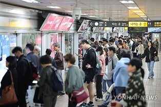 Seoul Metro management, labor to hold last-minute talks ahead of strike