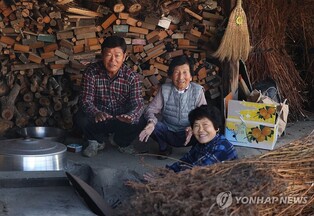 [사진톡톡] 겨울이 오는 풍경…아궁이 불 피우는 마을
