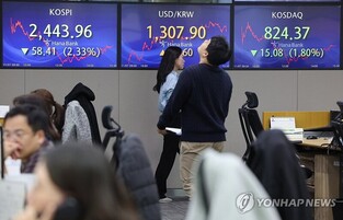 (LEAD) Seoul shares fall amid lingering woes over short selling ban