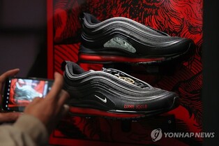 사탄 운동화·저작권 고의 침해…'성역' 건드리는 작가 미스치프