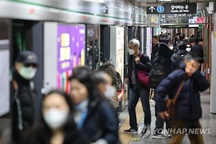 (LEAD) Unionized subway workers in Seoul stage 2-day strike in protest of downsizing plan