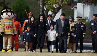 Yoon vows to support firefighters through world-class disaster response system