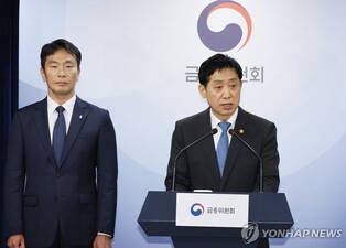 Top regulator hints at extending stock short selling ban