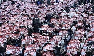 2 umbrella unions stage large-scale rallies in Seoul