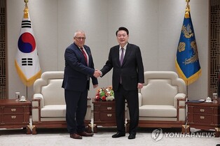 (LEAD) Yoon meets International Criminal Court chief