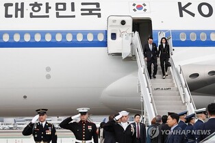 (3rd LD) Yoon arrives in San Francisco to attend APEC summit