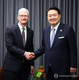 Apple CEO Tim Cook vows to continue cooperation, investment in S. Korea