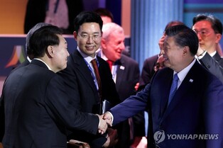 Yoon, Xi exchange greetings at APEC summit