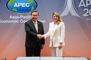 FM Park holds talks with Canadian, Mexican counterparts on margins of APEC summit