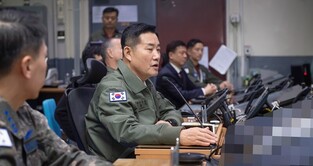 Defense chief tours key Air Force unit amid N. Korean threats