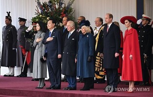 (LEAD) Yoon, first lady receive ceremonial welcome from King Charles III, Queen Camilla