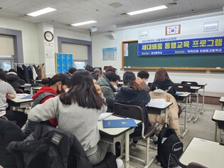 (Yonhap Feature) Seniors take leap in late-in-life education with help of middle school mentors