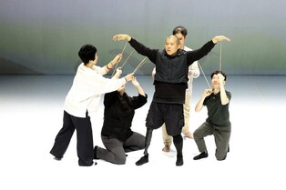 의족 떼어낸 비보이·빛 탐구하는 시각장애인…공연 '제자리'