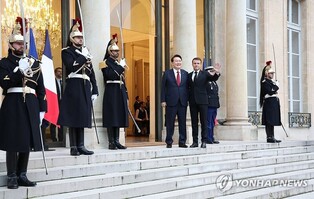 Yoon, French president agree to strengthen cooperation in advanced technology