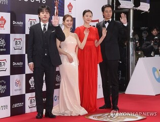 '밀수' 청룡영화상 작품상…마지막 사회 본 김혜수도 트로피