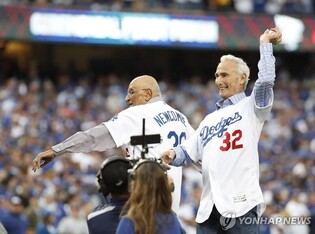 MLB 전설 쿠팩스 '보너스 베이비' 시절 글러브 경매 나와