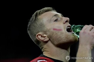 얼굴에 붉은 마크 그린 세리에A 선수들…'여성 폭력 안 돼!'