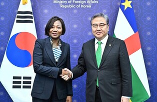 FM Park holds talks with Central African Republic counterpart