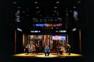 비현실적으로 친절한 시민들의 이야기…뮤지컬 '컴프롬어웨이'