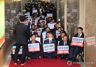 (LEAD) Ruling party launches sit-in against impeachment of broadcasting watchdog chief