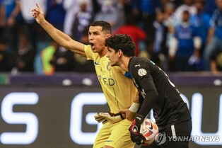 사우디 프로축구 알힐랄 팬들, 상대 팀 호날두에게 '메시' 연호