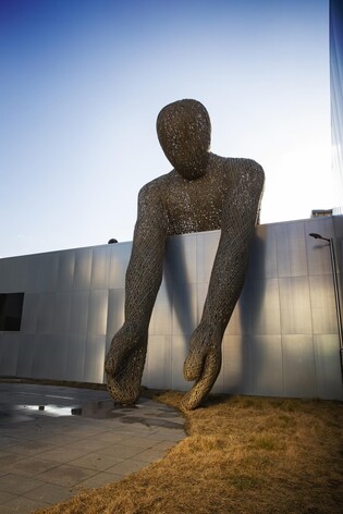 오월 광주에 빚진 작가가 내민 '따뜻한 손'