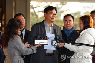 (LEAD) Ex-DP leader Song appears for questioning over cash-for-votes scandal