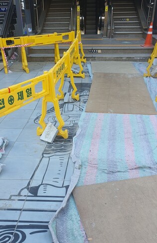 "이순신 장군을 밟고 간다?"…역사인식 논란에 타일 교체