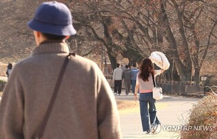 '어, 봄인가?' 포근한 주말 유원지 '북적'…제주 바다엔 서퍼도