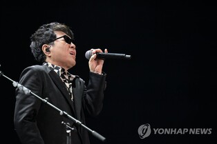 조용필, 감기에도 열창 투혼…'오빠부대' 기립 떼창으로 화답