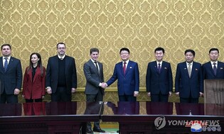(LEAD) N. Korea, Russia discuss ways to bolster regional economic cooperation