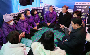 Opposition leader meets crowd crush victims' family members