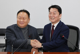 Ruling party lawmaker meets independent lawmaker