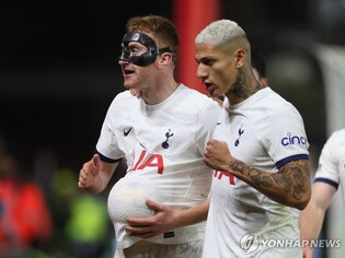 10명 싸운 토트넘, 노팅엄에 2-0 완승…히샤를리송 결승골