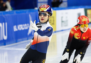 Winning gold medal at ISU World Cup Short Track